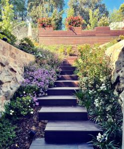 un conjunto de escaleras con flores en un jardín en 108MM House, en Oporto