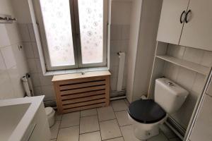 a small bathroom with a toilet and a window at Logement entier proche tribunaux in Douai