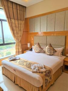 una camera da letto con un grande letto con una grande finestra di Hotel Express a Luanda