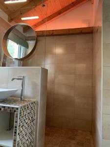 W łazience znajduje się umywalka i lustro. w obiekcie Photovoltaik - Villa Atelier - w mieście Vráchos
