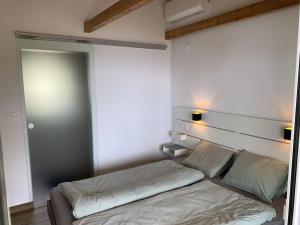 sypialnia z łóżkiem z zagłówkiem i światłami w obiekcie Photovoltaik - Villa Atelier - w mieście Vráchos