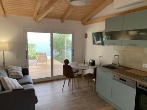 kuchnia i salon ze stołem i kanapą w obiekcie Photovoltaik - Villa Atelier - w mieście Vráchos