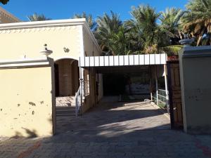 een toegang tot een huis met een luifel bij The calm place in Nizwa in Al Jināh