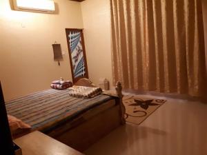 um quarto com uma cama e uma janela em The calm place in Nizwa em Al Jināh