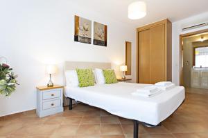 sypialnia z dużym białym łóżkiem w pokoju w obiekcie Camélia Apartment w mieście Santa Luzia