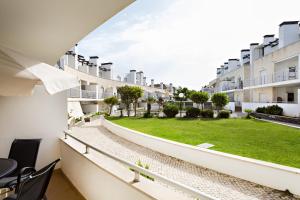 uma vista a partir da varanda de um edifício de apartamentos em Camélia Apartment em Santa Luzia