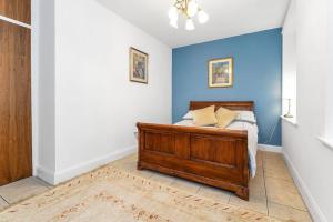 1 dormitorio con 1 cama con pared azul en Edinburgh perfect location en Edimburgo