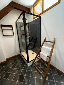 ein Glashaus mit einem Stuhl in einem Zimmer in der Unterkunft L'Annexe in Maël-Pestivien