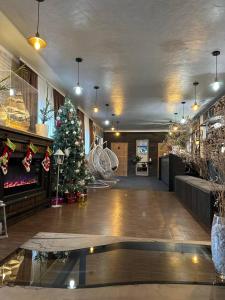 Un vestíbulo con un árbol de Navidad en el centro de un edificio. en MAFA Hotel, en Bukovel