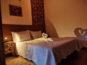 sypialnia z łóżkiem z łukiem w obiekcie Casa De Férias e Hospedagem Ana Lua w mieście Visconde De Maua