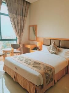 1 dormitorio con cama grande y ventana grande en Hotel Express en Luanda