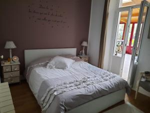 a bedroom with a bed with a writing on the wall at A Ribeira in Châteauroux