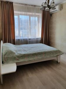 En eller flere senge i et værelse på Апартаменты