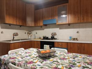 - une cuisine avec une table et un bol de fruits dans l'établissement La Dimora Fiorita, à Catane