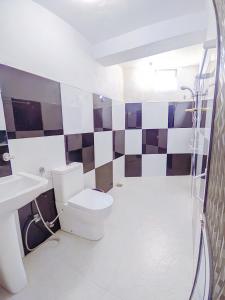 łazienka z toaletą i umywalką w obiekcie White Home w mieście Haputale