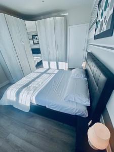 1 dormitorio con 1 cama grande en una habitación en FRESH HOME, en Turín