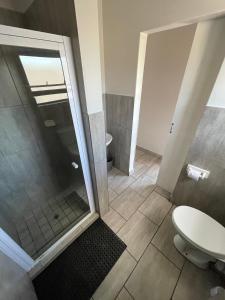 Ένα μπάνιο στο Ecomotel Louis Botha
