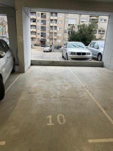 un estacionamiento con autos estacionados en él en Tiffany Lux Apartment, en Trebinje