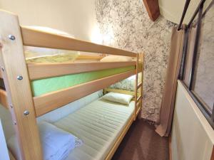 a couple of bunk beds in a room at Rêves de montagne, T2 bis, Luchon, wifi, parking gratuit, 4 personnes in Luchon
