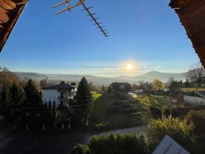a view of the sunset from the house at Ośrodek Sportowo-Rekreacyjny Słoneczny in Mszana Dolna +57 photos