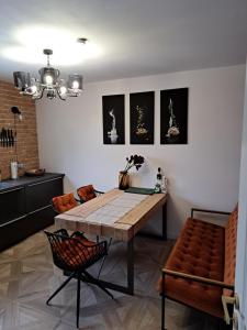 un soggiorno con tavolo e sedie in legno di Elsdorf Stay a Elsdorf