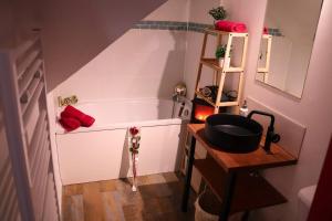y baño con lavabo y bañera. en ROMANTIC STUDIO EVE - PROCHE GARE - NETFLIX - WiFi, en Amiens