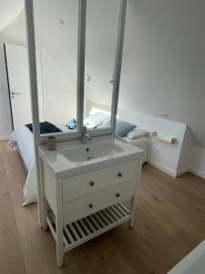 Łóżko lub łóżka w pokoju w obiekcie Ty Dag - Petite Terre vue mer, spa, plage à 300m