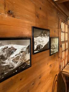 drie foto's op de muur van een hut bij Berghotel Gasterntal in Kandersteg