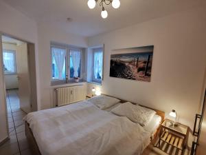 een slaapkamer met een bed en een foto aan de muur bij Strandrose in Horumersiel