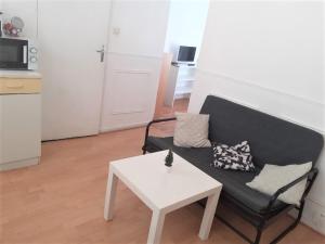 APPARTEMENT ENTIER A PARIS 2 PIECES PROCHE VOLTAIRE.