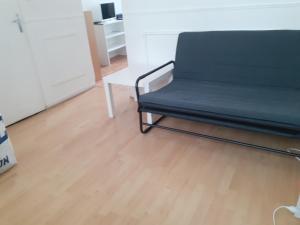 APPARTEMENT ENTIER A PARIS 2 PIECES PROCHE VOLTAIRE.