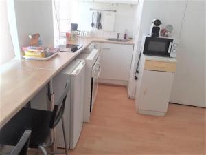 APPARTEMENT ENTIER A PARIS 2 PIECES PROCHE VOLTAIRE.