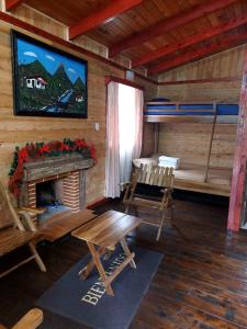 TV a/nebo společenská místnost v ubytování Las Bromelias Lodge