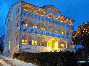 a large white building with lights on at Ferienzimmer in der Villa Ostseelilie in Sassnitz