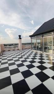 een zwart-wit geblokte vloer op een huis bij Departamento 51 TORRE PARIS in Resistencia +2 foto's