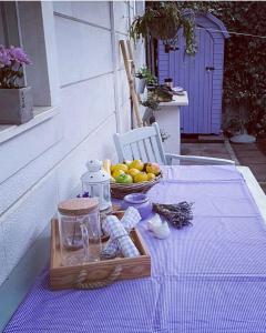 - une table avec un bol de fruits et une assiette de pain dans l'établissement Apartment With Terrace And Garden Next To Marjan Park - free bikes, à Split