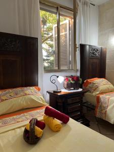 ナルドにあるCase Vacanze Agriturismo Fontanellaのベッドルーム1室(ベッド2台、デスク、窓付)