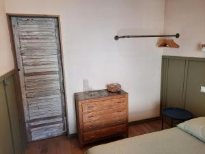 1 dormitorio con armario, vestidor y puerta en Loire Valley village centre apartment chezANIA, en Le Grand-Pressigny