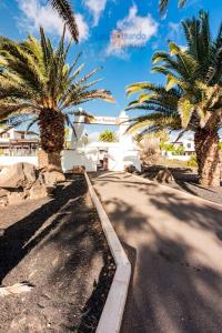 Zdjęcie z galerii obiektu Casa Patty, piscinas climatizadas, primera linea w Costa Teguise