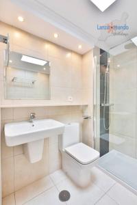 Łazienka w obiekcie Casa Patty, piscinas climatizadas, primera linea