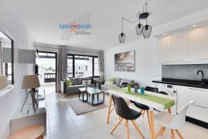 kuchnia i salon ze stołem i krzesłami w obiekcie Casa Patty, piscinas climatizadas, primera linea w Costa Teguise