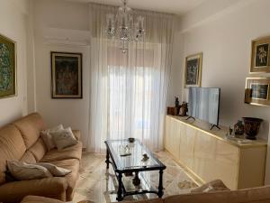 La Baronessa في كاريني: غرفة معيشة مع أريكة وطاولة زجاجية