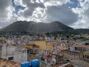 La Baronessa في كاريني: اطلالة على مدينة جبلية في الخلفية