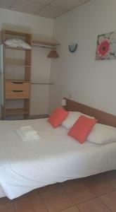 En eller flere senge i et værelse på Le Relais Des Lavandins