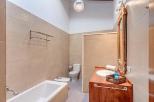 ein Badezimmer mit einer Badewanne, einem WC und einem Waschbecken in der Unterkunft Can Bodequita in Binissalem