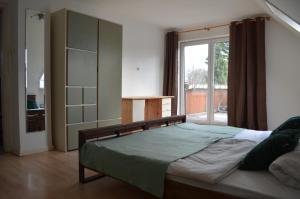 リューベックにあるPension Lübeckのベッドルーム1室(ベッド1台、大きな窓付)