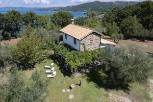 an aerial view of a house with a garden at Cottage sul lago-3 camere 3 bagni Beltramonto in Montefiascone