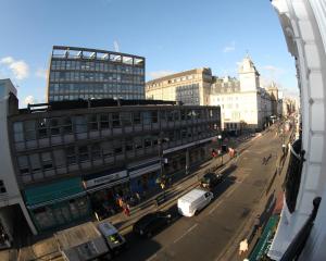 uma vista para uma rua da cidade com carros e edifícios em Ascot Hyde Park Hotel em Londres