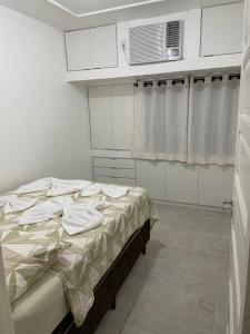 a bedroom with a bed and a air conditioner at APARTAMENTO EM LOCAL PRIVILEGIADO in Maceió