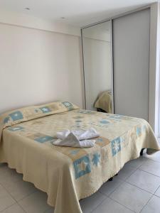 1 dormitorio con 1 cama con 2 toallas en Departamentos LIHO, Salta, Argentina en Salta